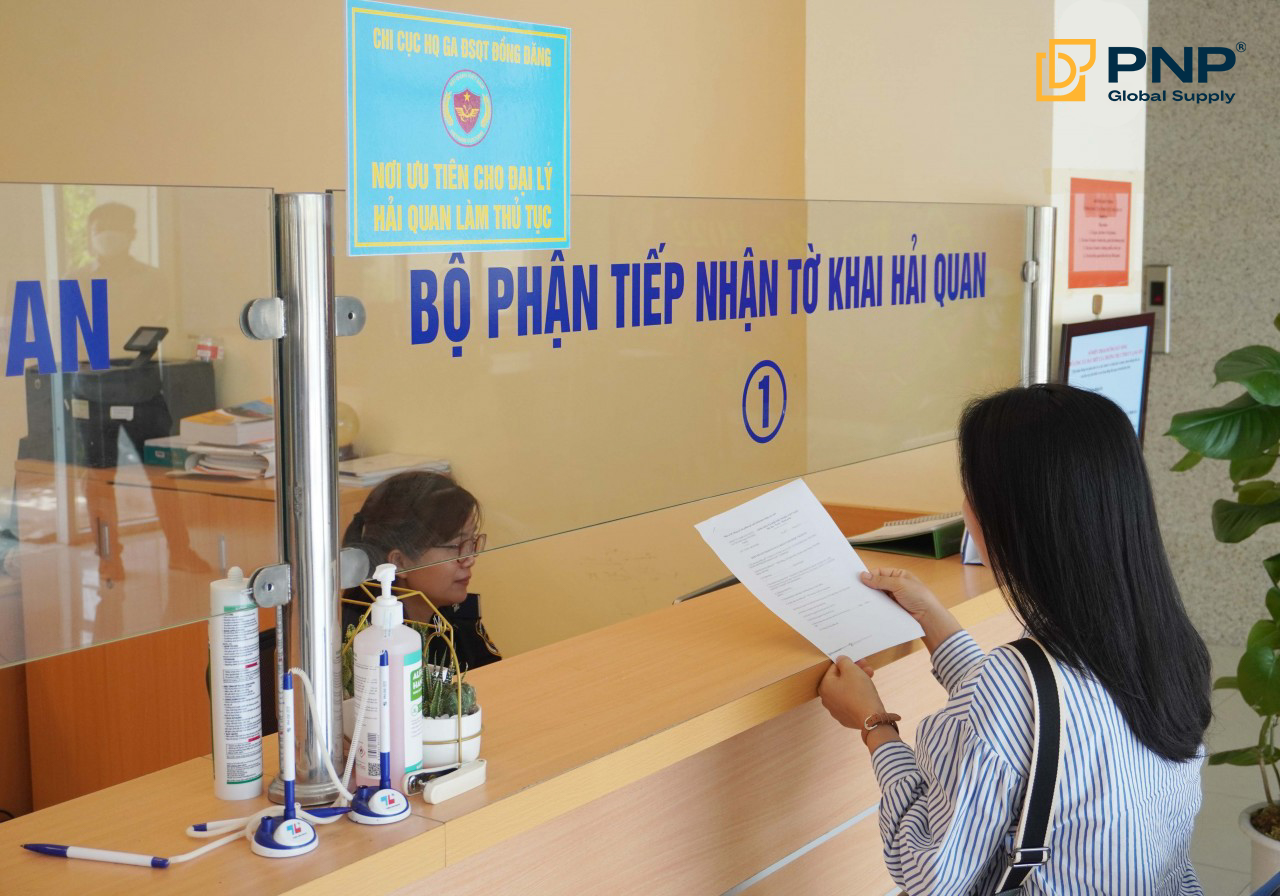 Làm thủ tục hải quan