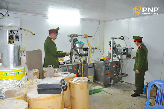 Các cán bộ đang kiểm tra cơ sở sản xuất