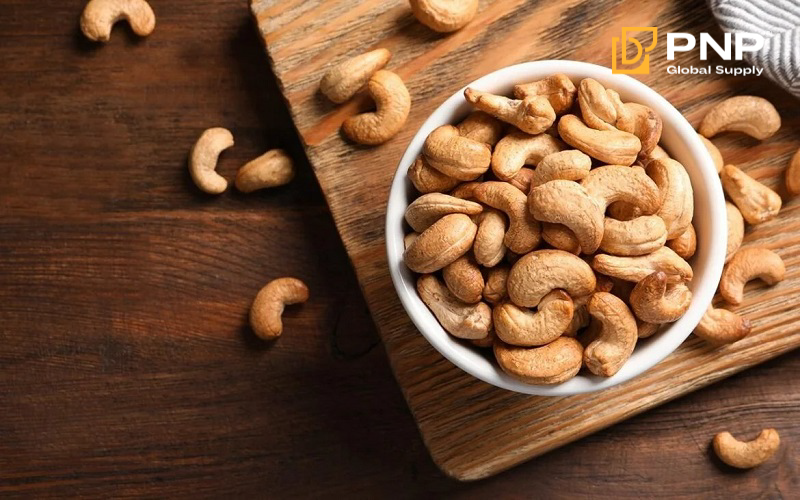 Điều thô nhập khẩu là nguyên liệu chính cho ngành chế biến điều 