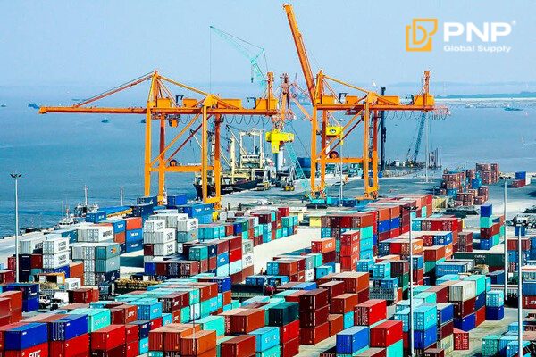 Container nông sản chuẩn bị xuất khẩu tại cảng