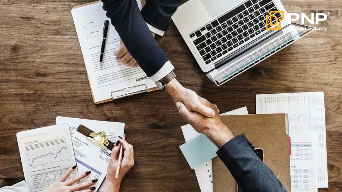 Vietnamese businesses and foreign partners sign trade contracts